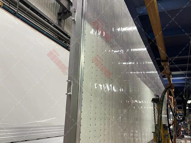 refrigerated truck body and trailer body